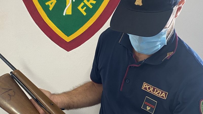 Carabina e fucili in casa: denunciato