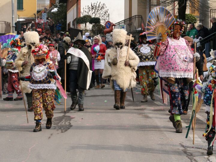 Carnevale Schignano 2025: tra maschere, riti e satira